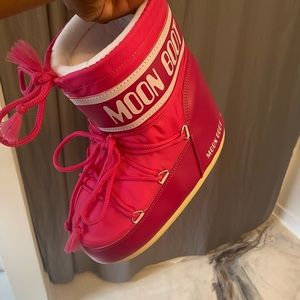 Moon boots. Worn once for photo shoot. I actually wear a 7.5/8 and they fit